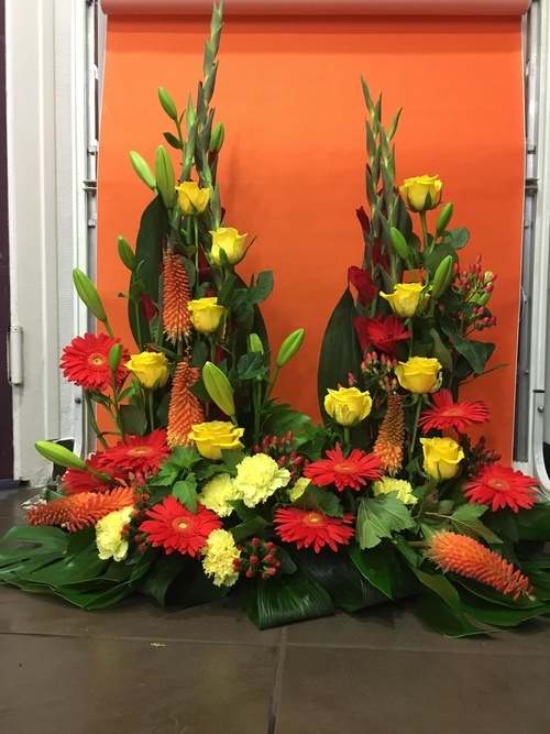 Composition florale funéraire naturelle réalisée avec des fleurs coupées.