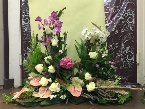 Composition florale funéraire naturelle . Réalisation à base de fleurs coupées et de plantes .