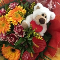 Bouquet de fleurs fraîches de saison garni d'un petit ourson en peluche .Choix  pastel ou coloré pour fille ou garçon . Sur commande à partir de 30 € (hors frais de livraison).